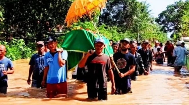 Miris! Pemakaman Warga Jember Ini Harus Dilakukan dengan Cara Menerobos Banjir