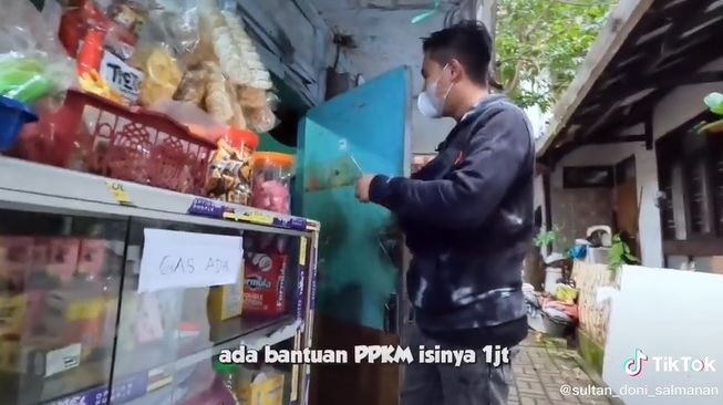 Viral Aksi Doni Salmanan Bagi-bagi Uang ke Warga Bantu PPKM (TikTok)