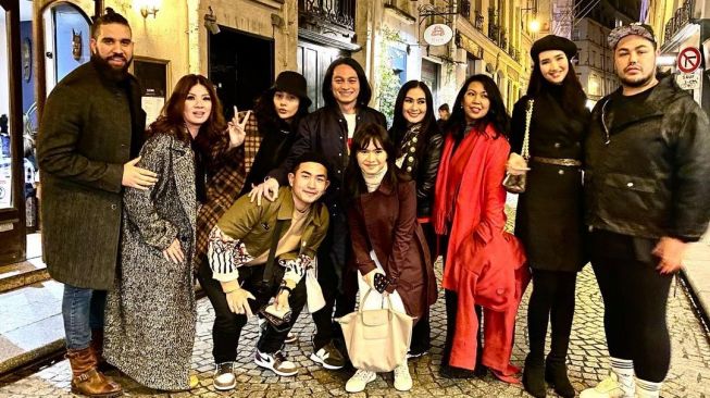 Potret Iis Dahlia Liburan di Paris (Instagram/@isdadahlia)