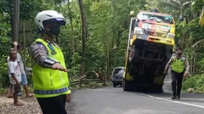 Truk Terjebak di Jalan Tanjakan Pacitan Sampai Terangkat Begini, Gegara Ikuti Google Maps