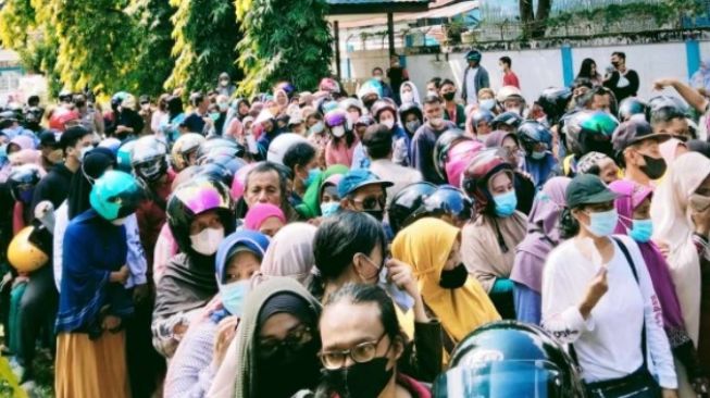 Sudah Antre Minyak Goreng 4 Jam, Saat Tiba di Pintu Masuk Panitia Beritahu Kupon Habis