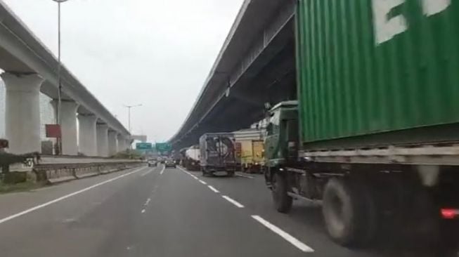 Hari Ini Tol Jakarta-Cikampek Padat, Simak Penjelasannya!