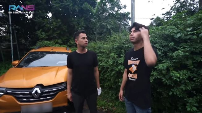 Raffi Ahmad mengecek mobil Dimas Ahmad, yang rusak akibat kecelakaan.  [YouTube RANS Entertainment]