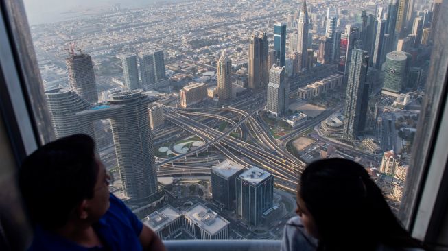 Pengunjung melihat suasana Kota Dubai dari gedung Burj Khalifa, Dubai, Uni Emirat Arab, Senin (14/3/2022). [ANTARA FOTO/M Agung Rajasa/wsj]