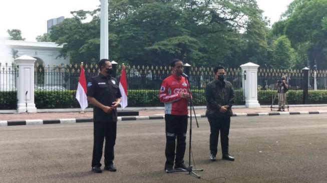 Presiden Republik Indonesia, Joko Widodo di depan Istana Merdeka pasca melepas 20 pembalap MotoGP, Rabu (16/3/2022). ANTARA / Walda