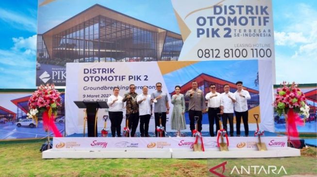 Perwakilan dari Agung Sedayu Group, CEO Hotels & Malls Divisi 2 Natalia Kusumo; Direktur Distrik Otomotif PIK 2 Daniel Hermanto; Pengelola Distrik Otomotif PIK 2 sekaligus Ketua Majelis Permusyawaratan Indonesia (MPR) RI dan Ketua Umum IMI, Bambang Soesatyo; Komisaris Utama Sanny Liawati, pada acara ground breaking PIK 2. (ANTARA/HO) 