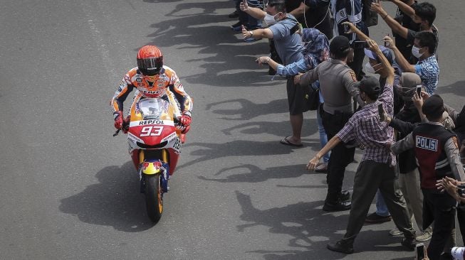 Pebalap MotoGP dari tim Repsol Honda Marc Marquez mengikuti parade di kawasan Jalan M.H.Thamrin, Jakarta, Rabu (16/3/2022) [ANTARA FOTO/Dhemas Reviyanto].