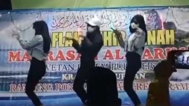 Viral Remaja Joget TikTok di Acara Wisuda Madrasah, Warganet Sindir Panitianya