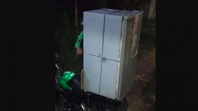 Kulkas seberat ini malah diangkut menggunakan motor ojol (Instagram)