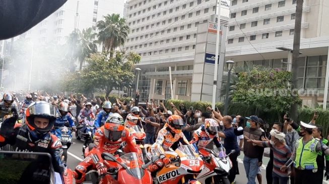 Parade Pebalap MotoGP melewati kawasan Bundaran HI, Jakarta Pusat, Rabu (16/3/2022). [Suara.com/Adie Prasetyo Nugraha]