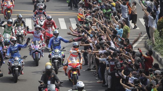 Pebalap MotoGP melakukan parade di kawasan Bundaran HI, Jakarta, Rabu (16/3/2022).  Parade digelar untuk memeriahkan seri kedua MotoGP yang akan diselenggarakan di Sirkuit Mandalika pada 18-20 Maret 2022ANTARA FOTO/Galih Pradipta