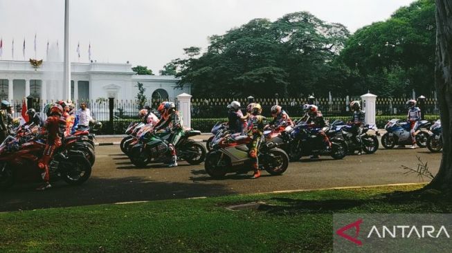 Pembalap Motor GP berada di depan Istana Merdeka, Jakarta Pusat, untuk melakukan parade yang akan dilepas Presiden RI Joko Widodo, Rabu (16/3/2022) [ANTARA / Walda] 