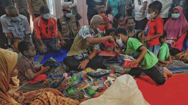 Ganjar Cek Banjir di Purworejo, Hibur Pengungsi dan Bagikan Mainan ke Anak-Anak