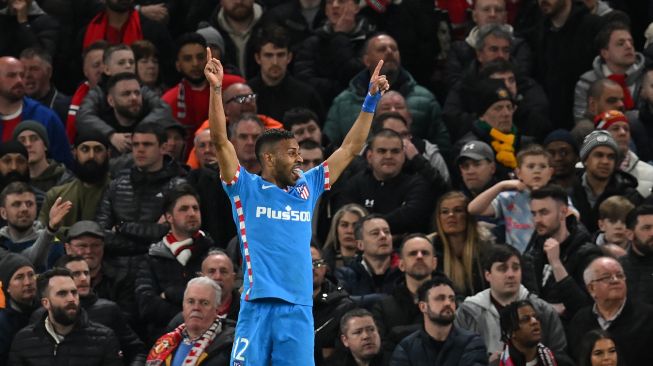 Bek Atletico Madrid Brasil Lodi mengejar bola  selama pertandingan leg kedua babak 16 besar Liga Champions UEFA antara Manchester United melawan Atletico Madrid di Old Trafford, Rabu (16/3/2022) dini hari WIB. Paul ELLIS / AFP
