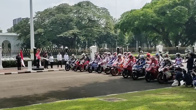 Pakai Jaket G20, Presiden Jokowi Lepas Para Pebalap MotoGP Konvoi ke Bundaran HI