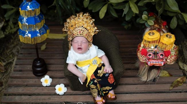 Menggemaskan, Bayi Dimas Anggara dan Nadine Chandrawinata Foto dengan Busana Khas Bali