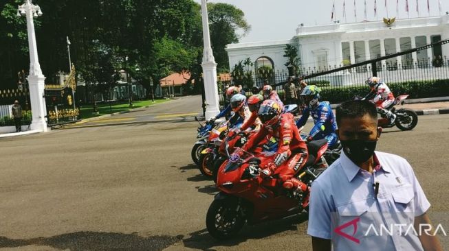 Puluhan pebalap Motor GP meninggalkan Istana Merdeka menuju Hotel Kempinski di Bundaran Hotel Indonesia, Rabu (16/3/2022). ANTARA / Walda