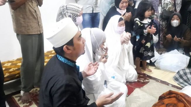 Seperti Pertanda, Keluarga Lengkap Berkumpul Sebelum Ayah April Jasmine Meninggal