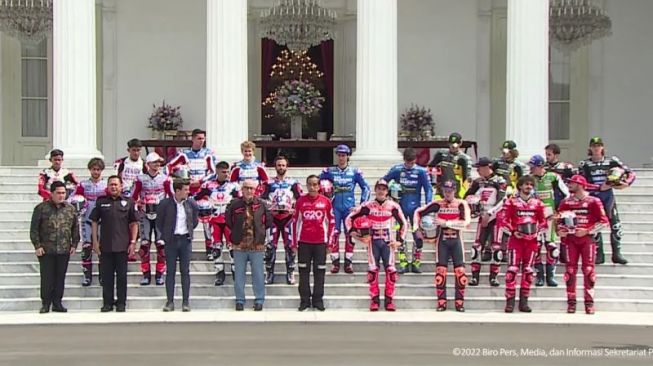 Tangkapan layar Presiden RI Joko Widodo berfoto bersama para pebalap MotoGP di Istana Kepresidenan, Jakarta, Rabu (16/3/2022) [ANTARA/Rangga Pandu Asmara Jingga] 