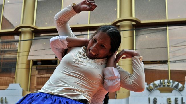 Para pegulat Cholitas tampil bertarung gulat saat festival Electro Preste di La Paz, Bolivia, Sabtu (12/3/2022). [JORGE BERNAL / AFP]