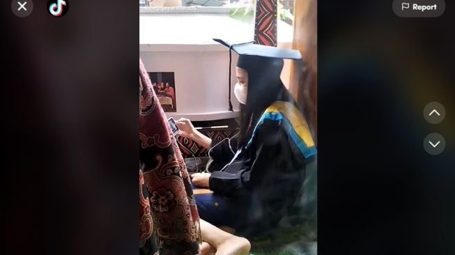 Viral Mahasiswi Wisuda Online di Samping Peti Mati Sang Ayah, Warganet Ikut Nyesek!