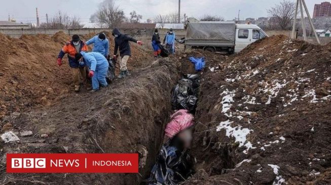 Serangan Rusia ke Ukraina: Kota-kota yang Hancur Kini Gali Kuburan Massal