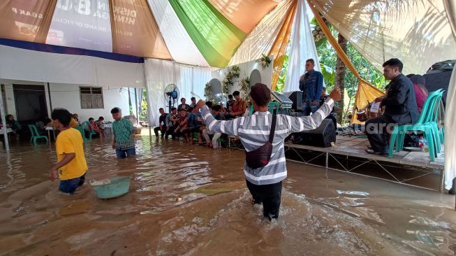 Cerita Keluarga di Cilacap Tetap Menggelar Pesta Pernikahan Meski Dihantam Banjir: Kadung Undangan Tersebar