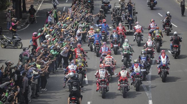 Pebalap MotoGP melakukan parade di kawasan Bundaran HI, Jakarta, Rabu (16/3/2022).  Parade digelar untuk memeriahkan seri kedua MotoGP yang akan diselenggarakan di Sirkuit Mandalika pada 18-20 Maret 2022ANTARA FOTO/Galih Pradipta