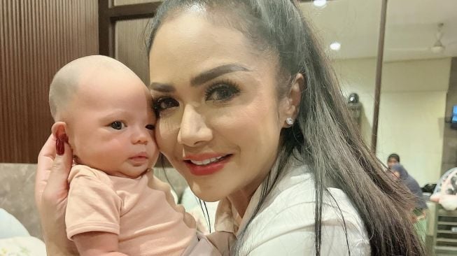 Krisdayanti dan baby Ameena. [Instagram/krisdayantilemos]