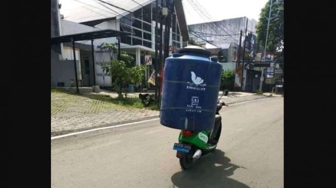 Kasihan juga abang ojol ini angkut barang segede gaban seperti ini (Instagram)