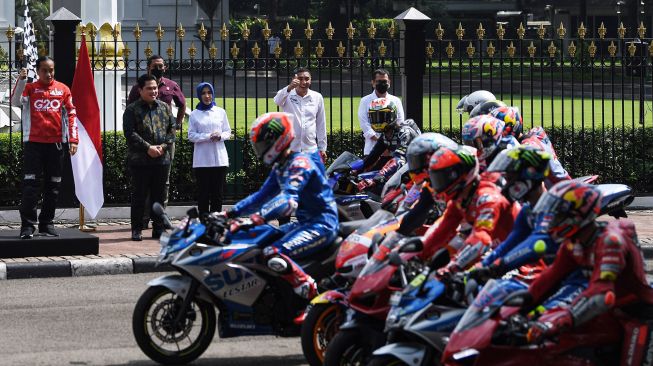 Presiden Joko Widodo (kiri) didampingi Menteri BUMN Erick Thohir (kedua kiri), Dirut Pertamina Nicke Widyawati (tengah), Dirut ITDC Abdulbar M Mansoer (keempat kiri) dan mantan Menparekraf Wishnutama melepas parade pembalap MotoGP di depan Istana Merdeka, Jakarta, Rabu (16/3/2022). ANTARA FOTO/Sigid Kurniawan