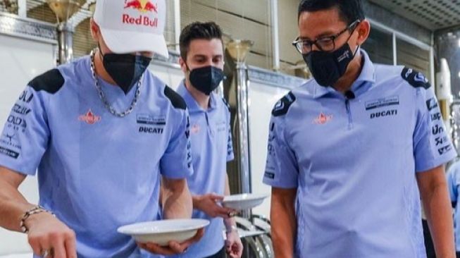 Menjamu Pebalap MotoGP dan Tim Gresini Rancing, Sandiaga Uno Promosi Telur Balado Khas Minang