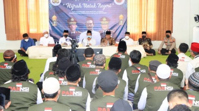 Adem! Potret Puluhan Eks Napiter Khusyuk Ngaji Bareng Gus Baha di Rembang