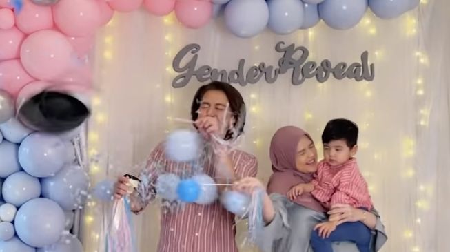 11 Momen Gender Reveal Anak Kedua Cut Meyriska, Sikap Roger Danuarta Romantis Abis!