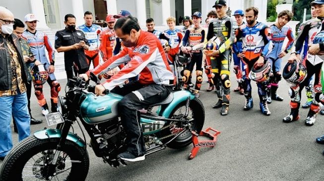 Presiden Joko Widodo dan Kawasaki W175 [Biro Pers Sekretariat Presiden/Lukas].