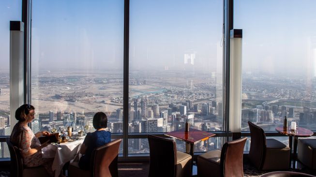 Pengunjung melihat suasana Kota Dubai dari gedung Burj Khalifa, Dubai, Uni Emirat Arab, Senin (14/3/2022). [ANTARA FOTO/M Agung Rajasa/wsj]