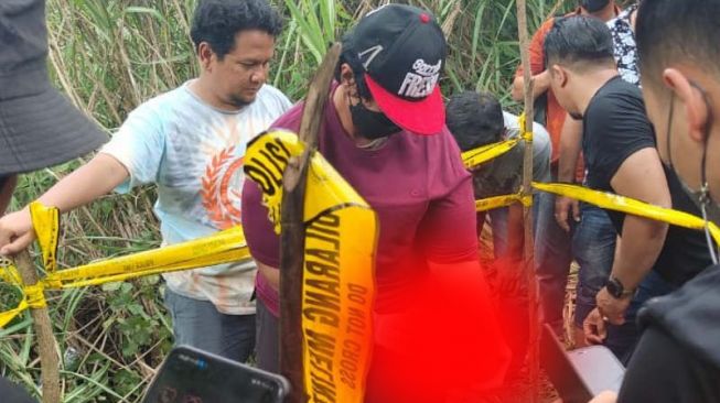 Kepala Bidang Kedokteran Kesehatan Polda Jawa Tengah Kombes Pol.Sumi Hastri memeriksa tengkorak kerangka yang ditemukan di bawah jalan Tol Semarang-Solo di Semarang, Rabu. [ANTARA/ I.C.Senjaya]