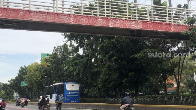 Spanduk dukungan terhadap Luhut Binsar Pandjaitan sebagai capres 2026 di JPO Jalan Pemuda, Rawamangun, Jakarta Timur, telah dicopot, Rabu (16/3/2022). [Suara.com/Faqih Fathurrahman ]