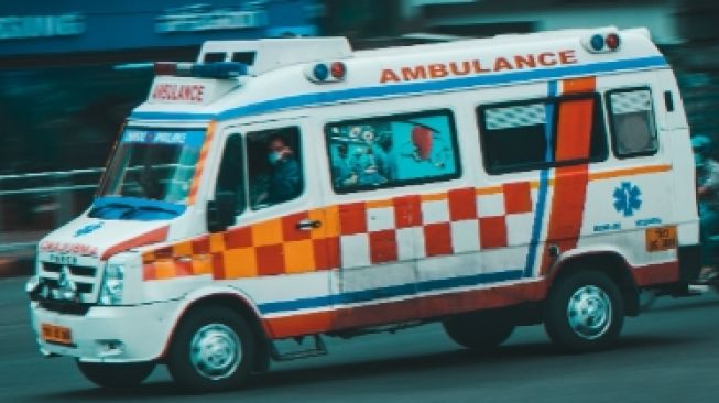 Ilustrasi ambulans yang terjebak kemacetan (unsplash/ @lmg2231)