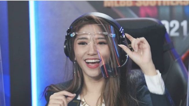 Clara Mongstar bisa disaksikan saat menjadi komentator di Ligagame Esports TV [Instagram: @claraksu].