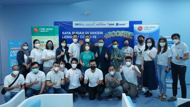 Bank CTBC dan Kimia Farma Berkolaborasi Berikan Vaksin Booster untuk Karyawan dan Keluarga