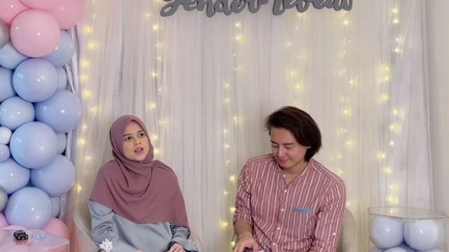 Gender reveal anak kedua Cut Meyriska dan Roger Danuarta (YouTube.com)