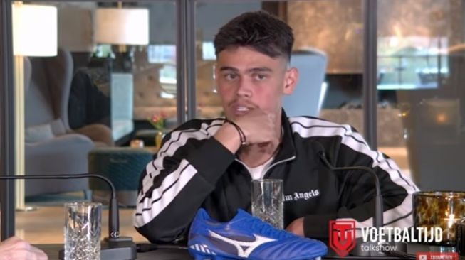 Mees Hilgers ungkap ingin debut di timnas Belanda. (YouTube/VoetbalTijd)