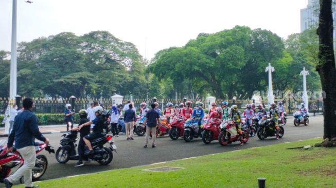 Para pembalap MotoGP tiba di Istana Negara, Rabu (16/3/2022). [Suara.com/Ria Rizki Nirmala Sari]