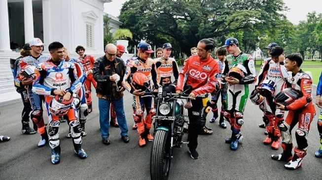 Presiden RI Joko Widodo tengah menunjukkan Kawasaki W175 custom, dan Marc Marquez ada di sisi kiri [Biro Pers Sekretariat Presiden/Laily Ranchev].