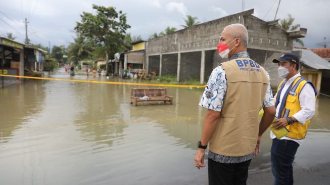 Gubernur Jawa Tengah Ganjar Pranowo saat melihat kondisi banjir di Puroworejo, Rabu (16/3/2022). [Dok Pemprov Jateng]