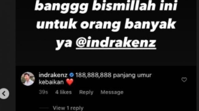 Doni Salmanan menawar minuman racikan Rizky Febian. [Instagram/rizkyfbian]