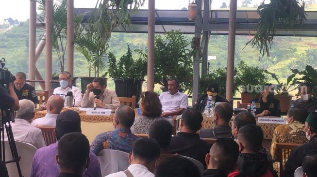 Komisi III DPR saat melakukan pertemuan dengan warga Desa Bojong Koneng dan Desa Cijayanti, Bogor. (Suara.com/Novian)