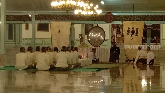 Pura Mangkunegaran Surakarta menggelar upacara adat wilujengan ruwahan, Kamis (17/3/2022) malam. [Suara.com/Ari Wellianto]