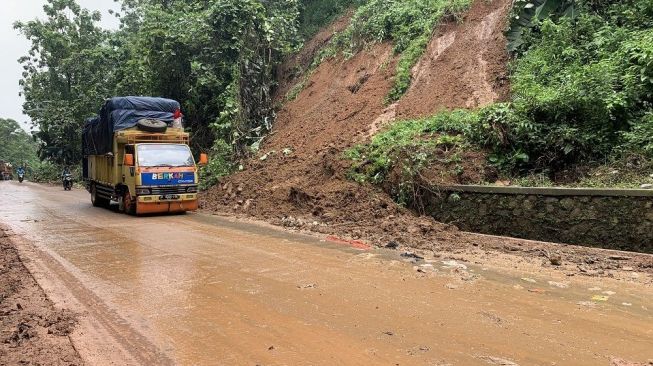 Antrean Truk Sampah Mengular di Jalan Menuju TPA Sarimukti Bandung Barat, Ini Penyebabnya